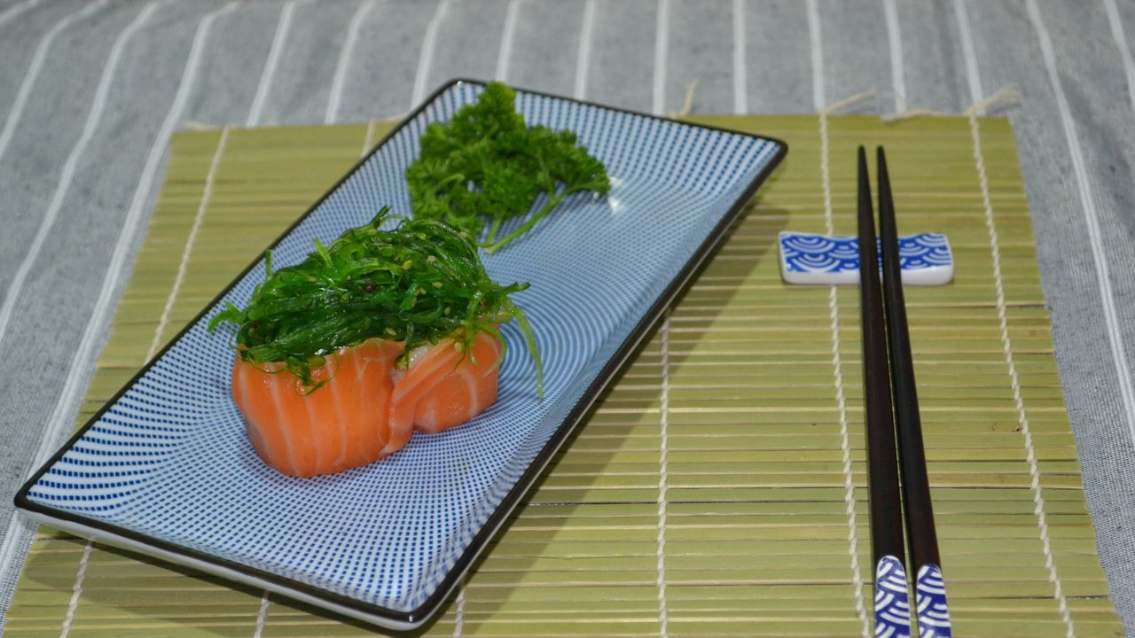Salmon Ship with Seaweed Salad (2pc)