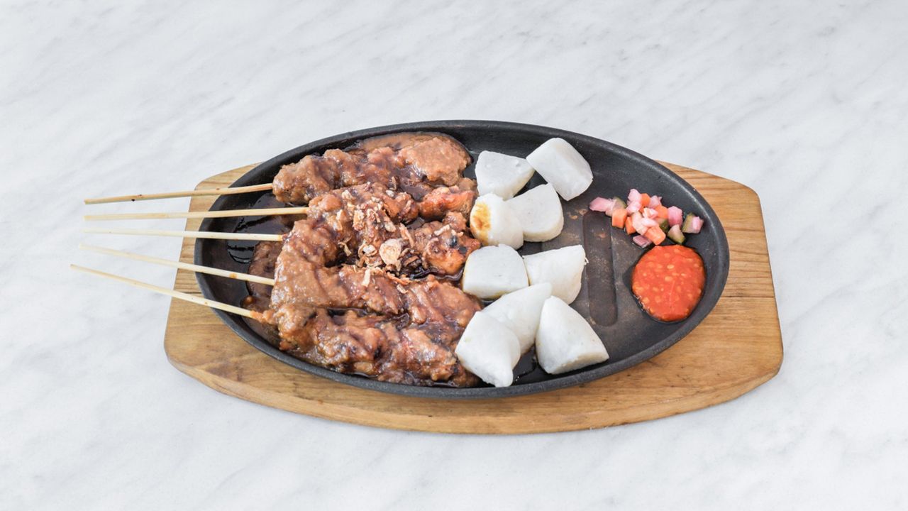 Sate Ayam (Chicken Satay) 5 Pieces + Lontong (Rice Cake)