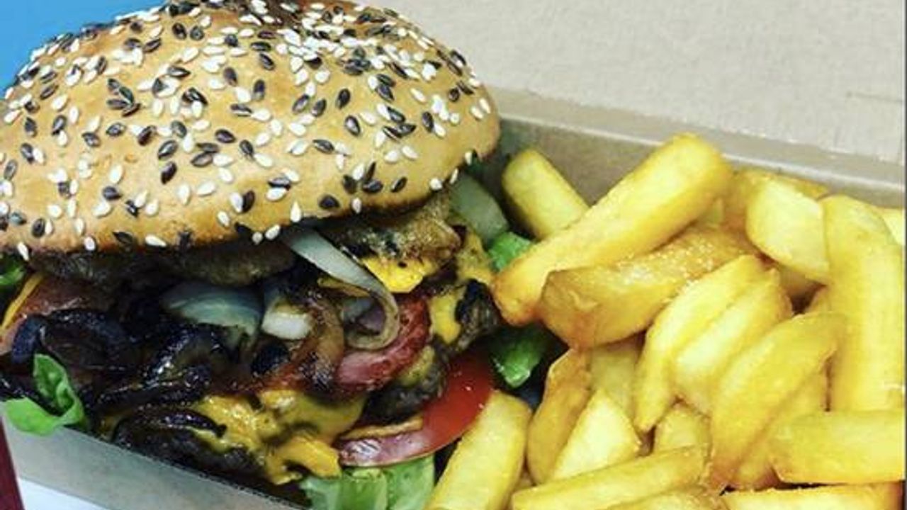 House Burger + chips Combo