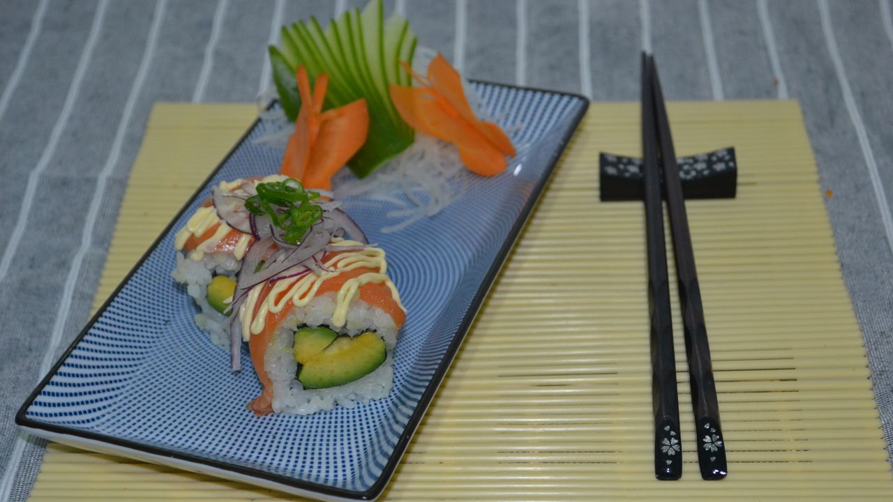 Salmon Onion Roll (2pc)