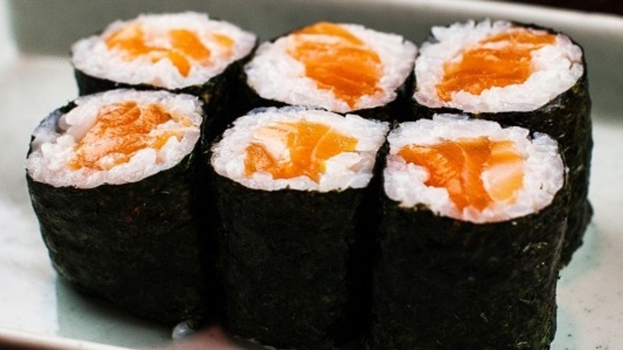 Salmon Maki (6 Pieces)