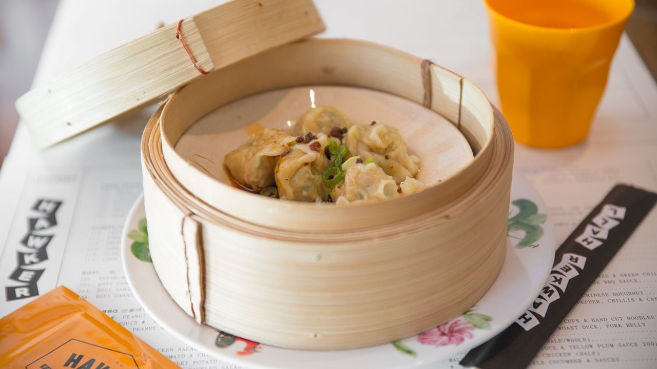 Pork & Chive Wontons with Chilli & Black Bean Sauce (4 Pcs)