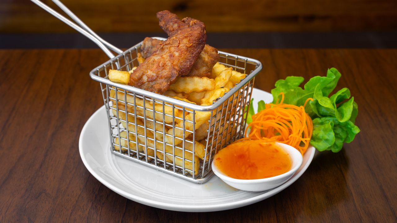 Golden Chicken Wings with Chips