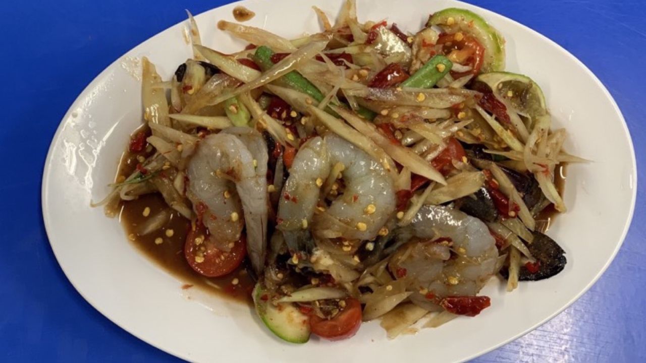 Fermented fish papaya salad with raw prawns ปูปลาร้ากุ้งสด