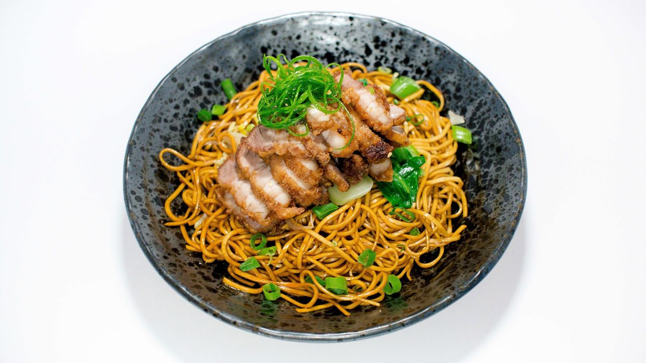 N6, Deep Fried Marinated Pork Belly Dry Noodle / 酥炸猪腩捞麵