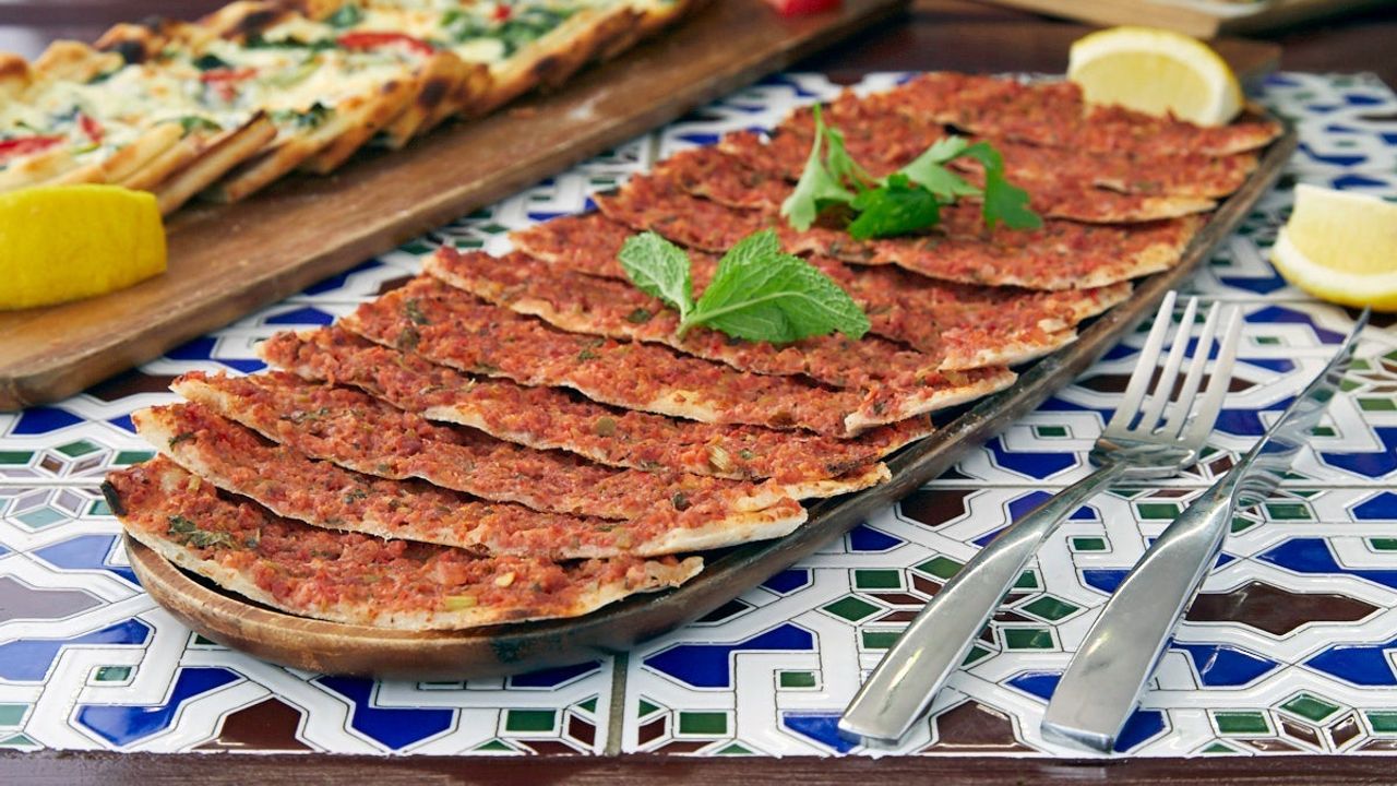 Lahmacun (Best Turkish Street Food)