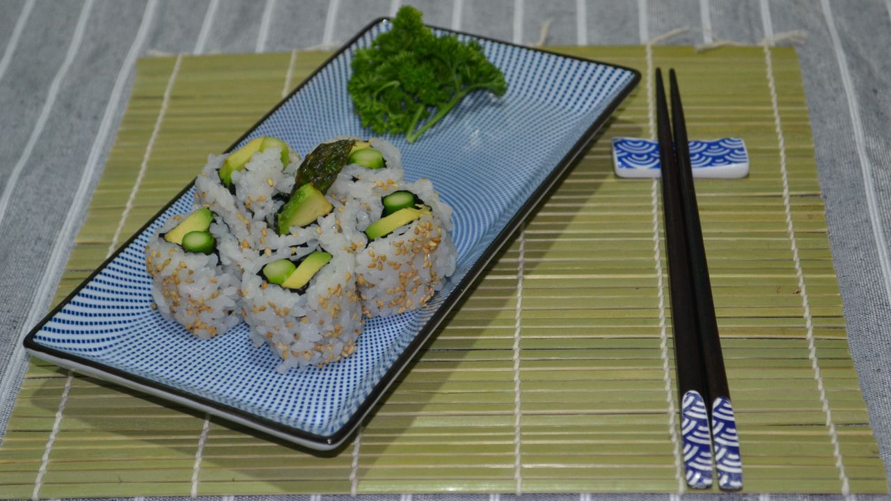 Asparagus & Avocado Small Roll (6pc)