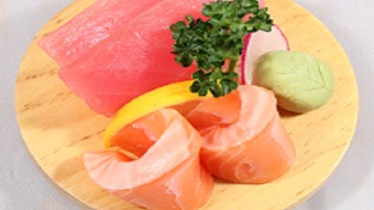Salmon and Tuna Sashimi (4 Pcs)