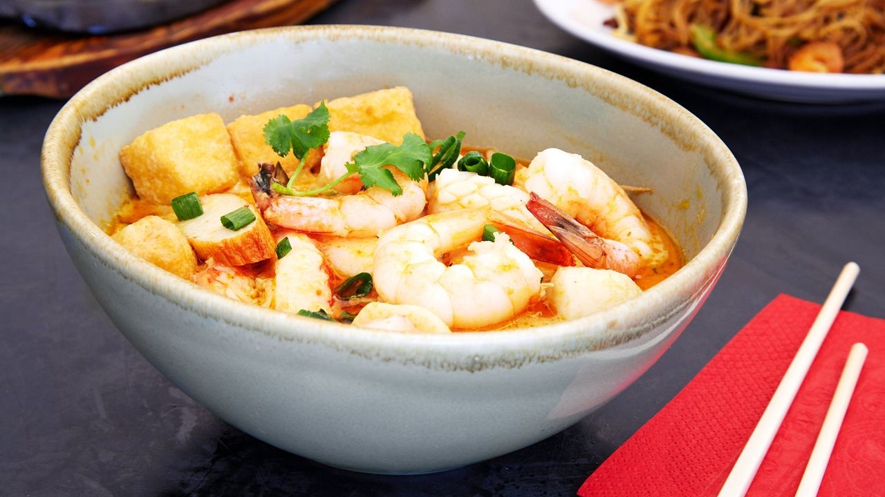 40 Seafood and Wonton Laksa Noodle Soup (Spicy)