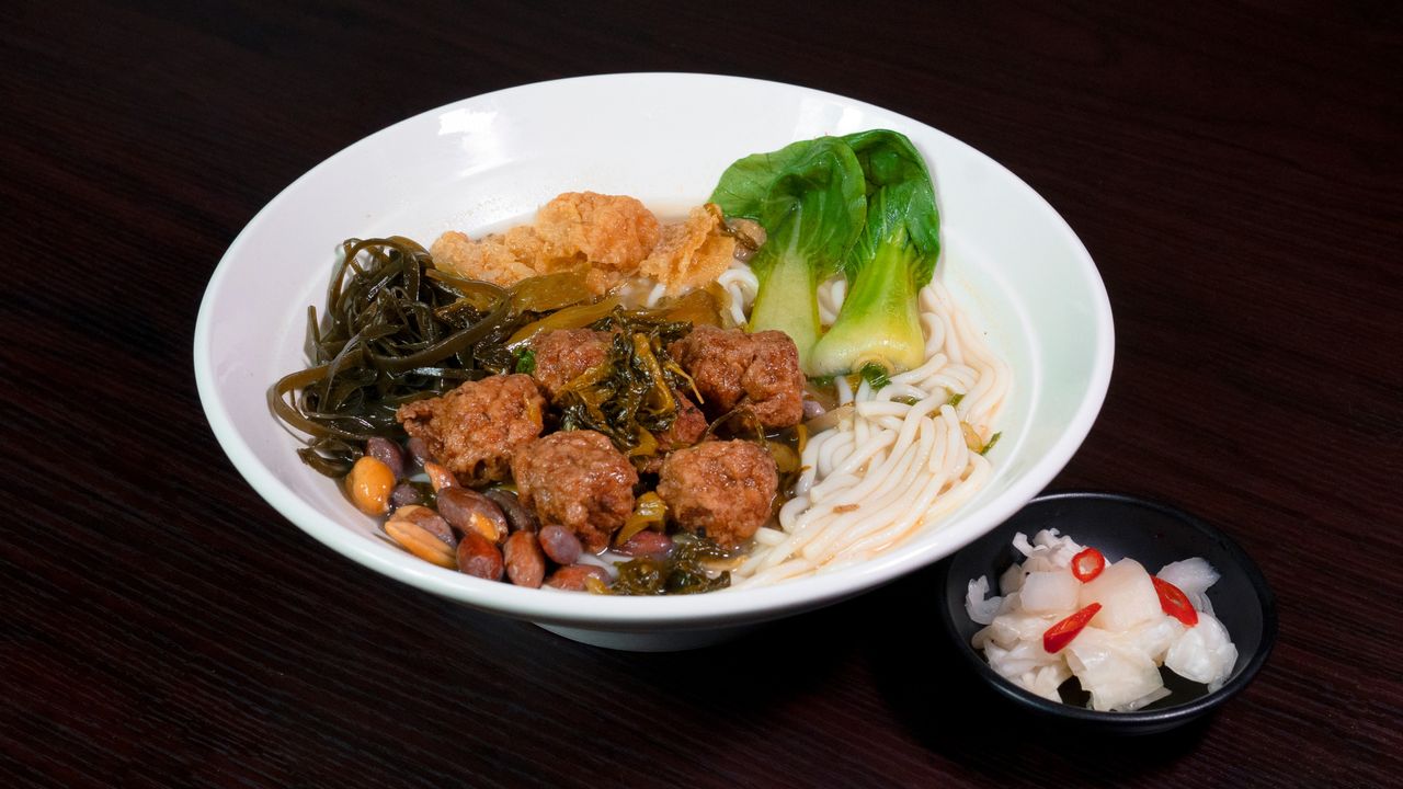 26. Pickled Cabbage Pork Mushroom Ball Rice Noodle in Soup🌶️酸菜香菇丸湯米粉