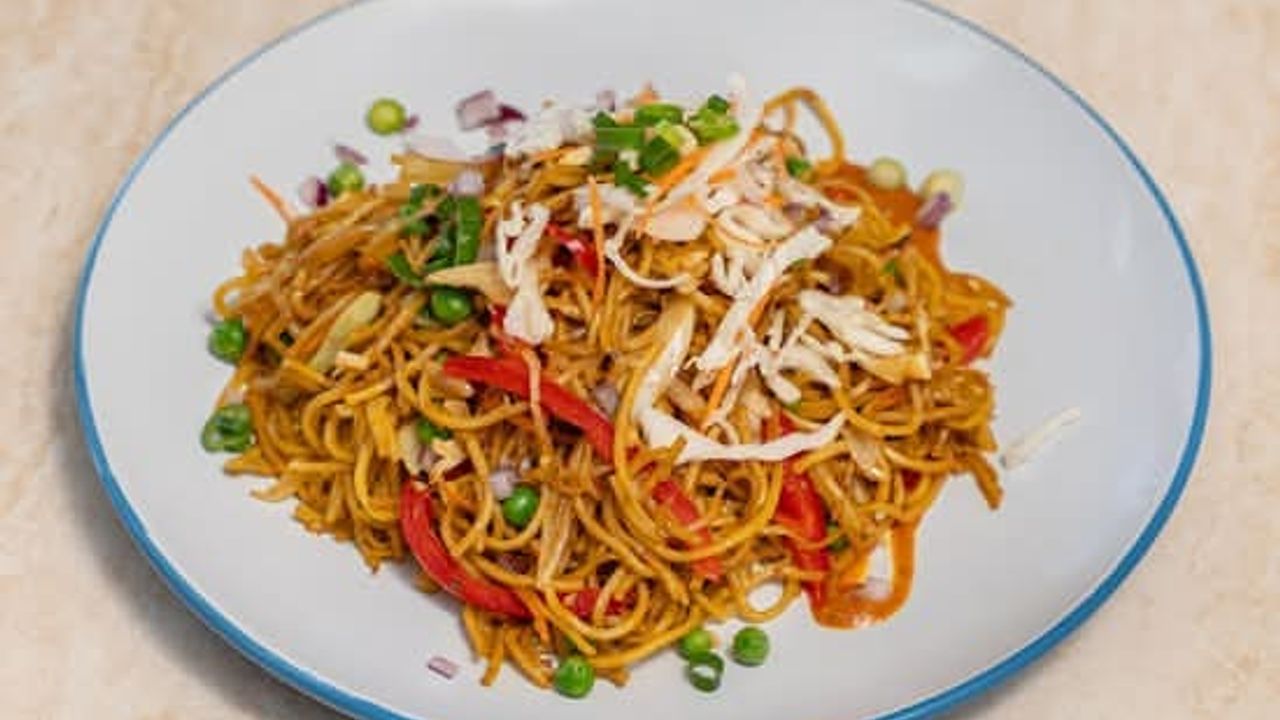 Spicy Vegetable Chow Mein (V)