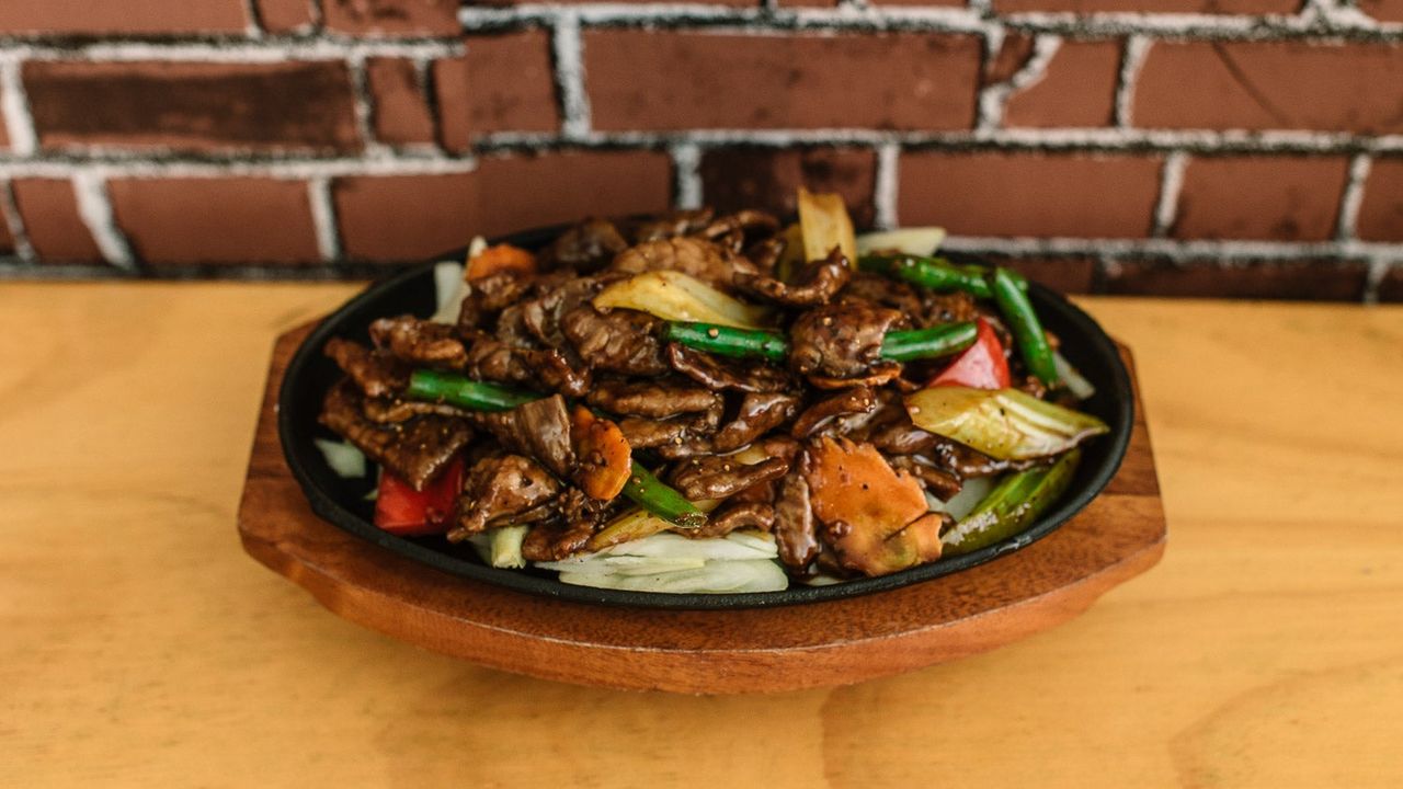 Sizzling Sliced Beef with Black Pepper Sauce