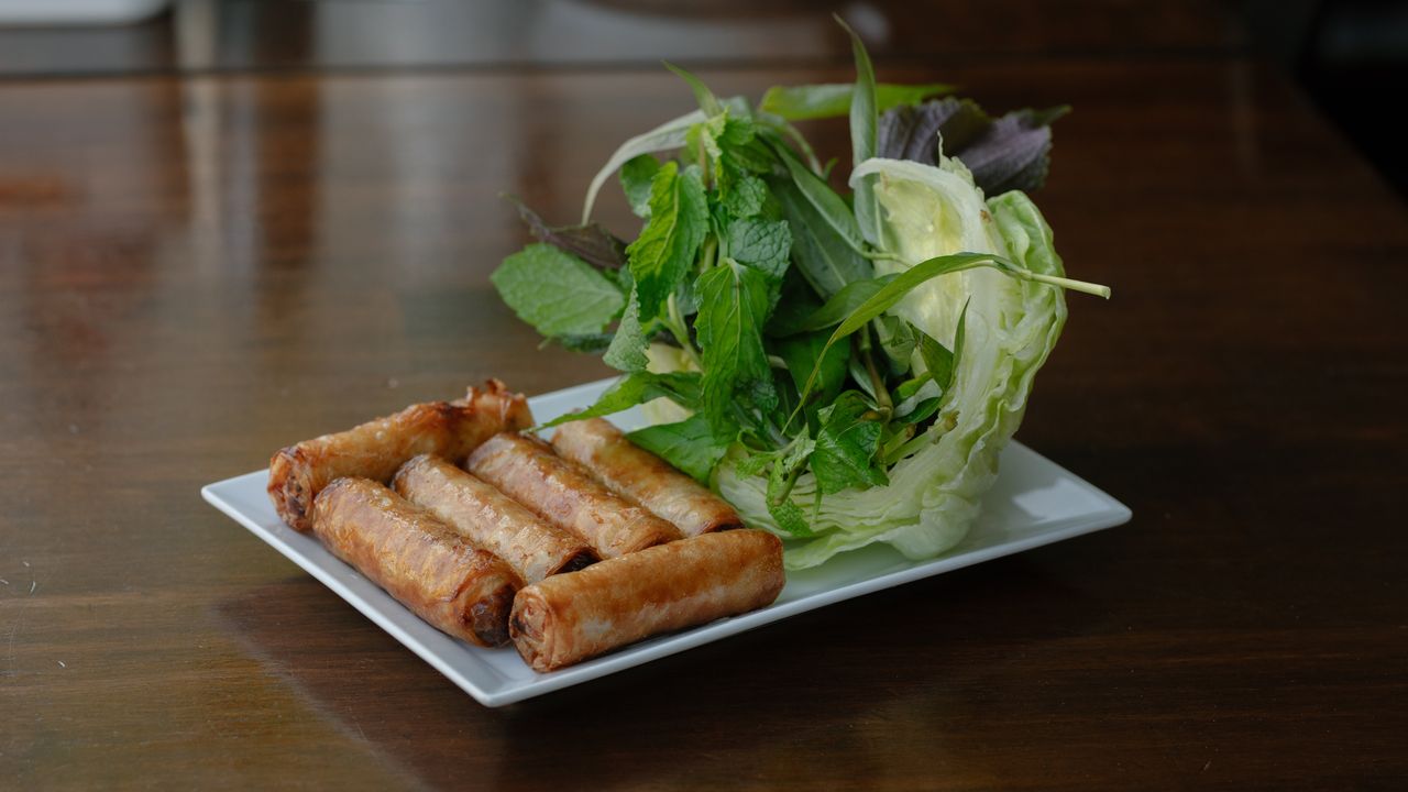 Vinh's Spring Rolls (6 Pieces)