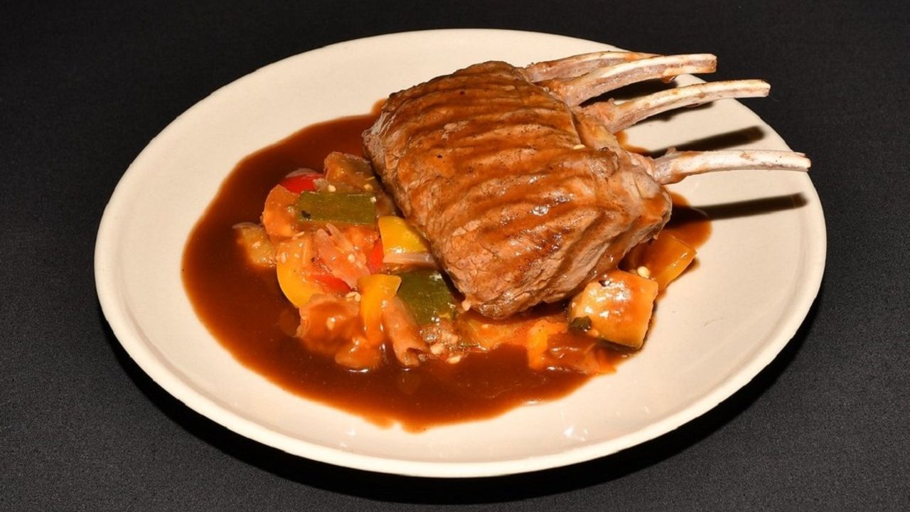 Carre D'agneau a La Menthe et au Porto