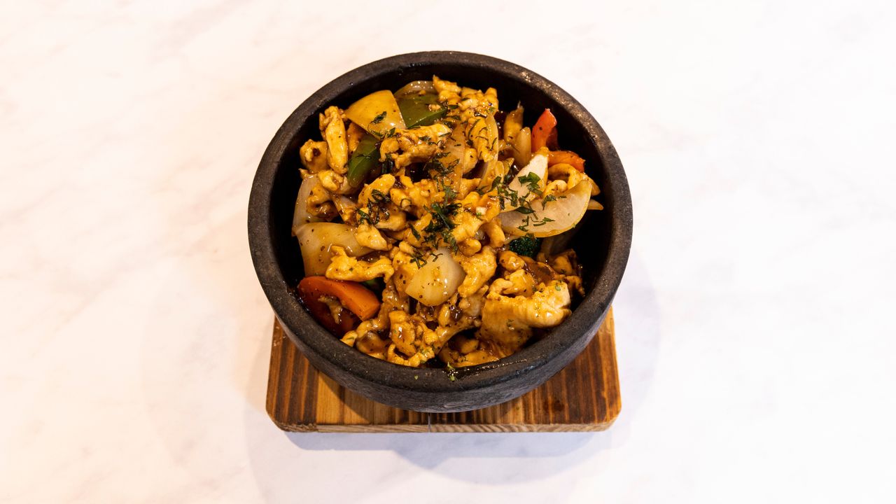 Chicken Fillets with Black Pepper Sauce in Hot Stone 石鍋黑椒雞球