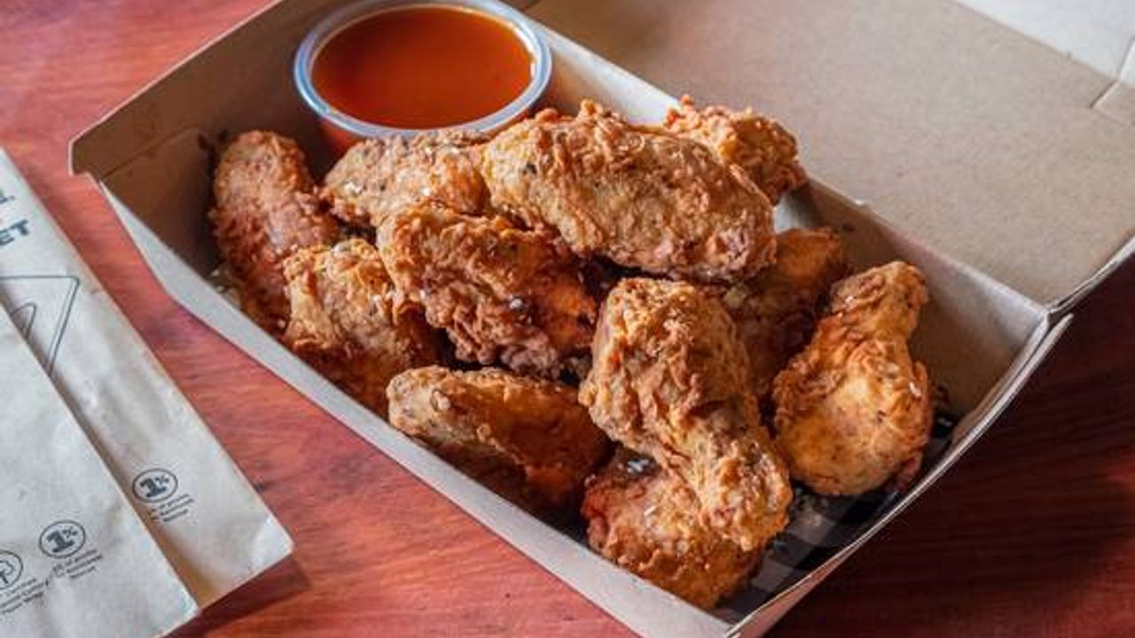 Crispy fried chicken wings