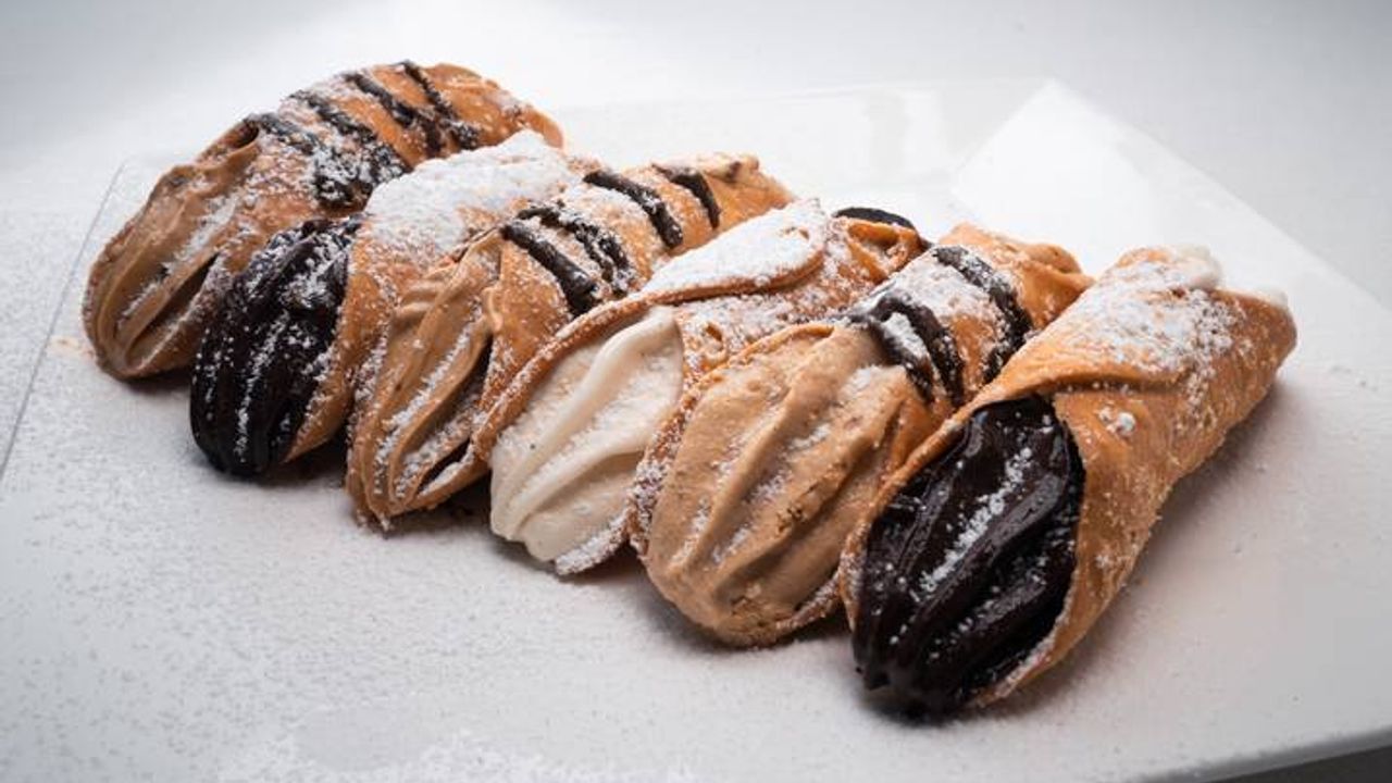 Cannoli with Chocolate and Vanilla