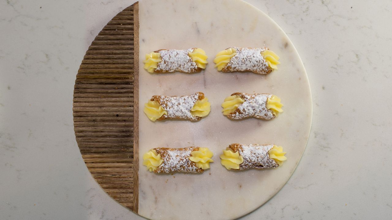 Box of 21 Small Vanilla Cannoli