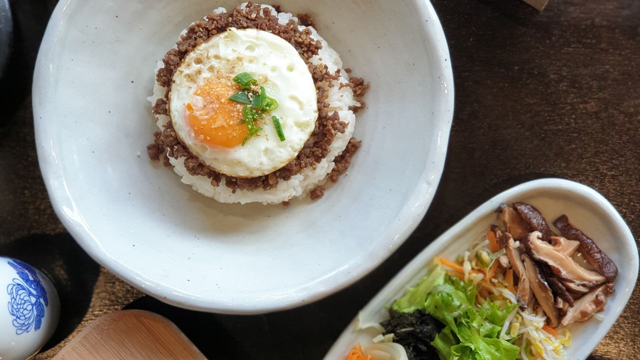 BEEF BIBIMBAP*  소고기비빔밥