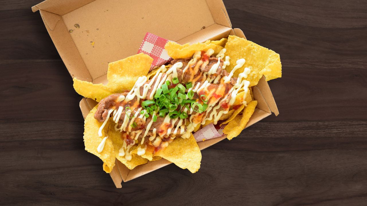 Beef with Chips Marinated with Sweet Chilli, Tangy Mayo & Shallots