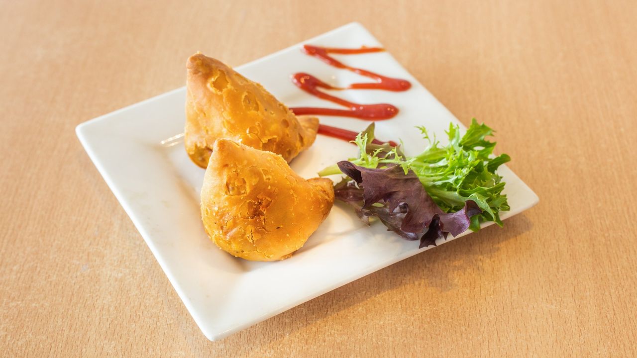 Jumbo Veggie Samosa (V)