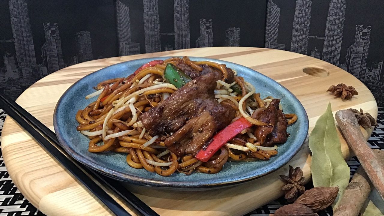 Black Pepper Fried Noodle with Beef