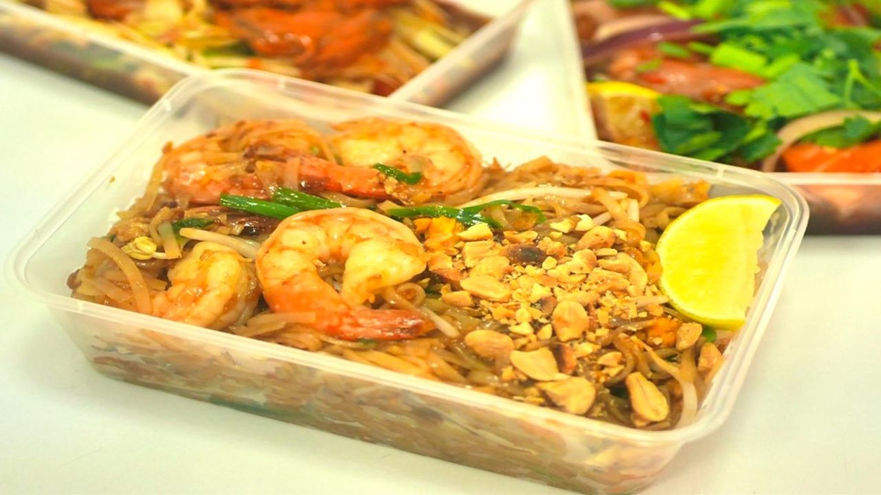 Pad Thai with Prawns ผัดไทย