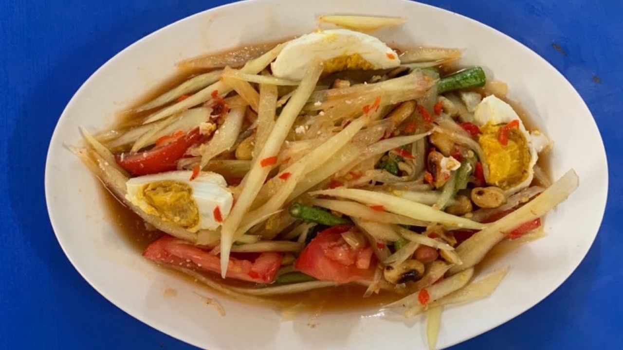 Papaya salad with salted egg ตำไทยไข่เค็ม