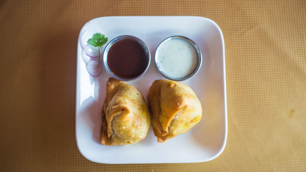 Veg Samosa (2 Pcs in Serve) (Spicy)