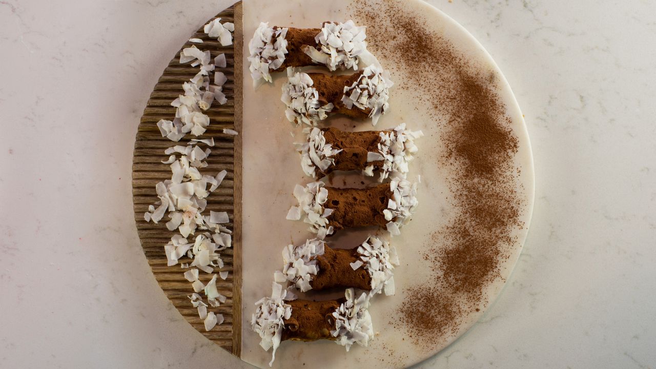 Box of 21 Small Lamington Cannoli