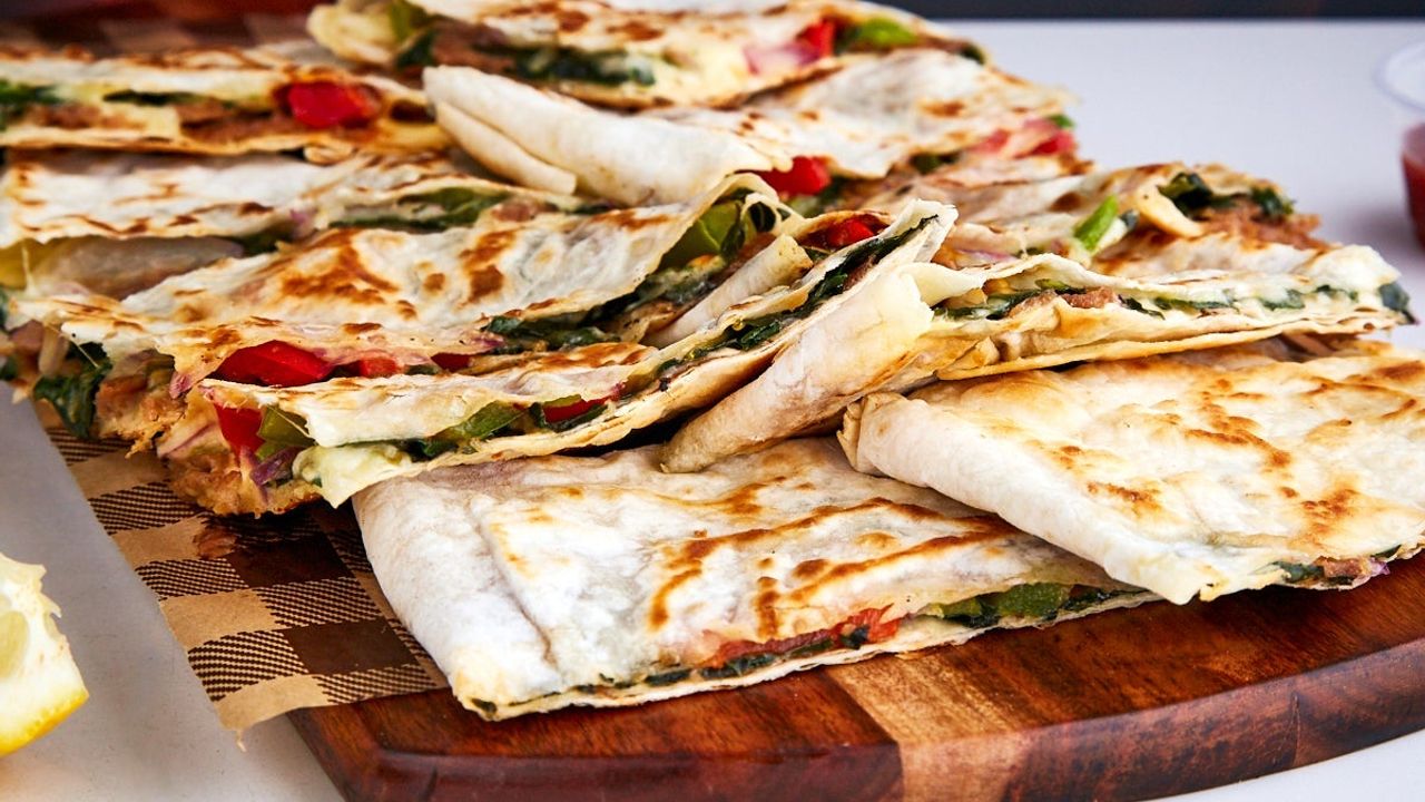 Beef, Capsicum, Onion, Spinach & Cheese
