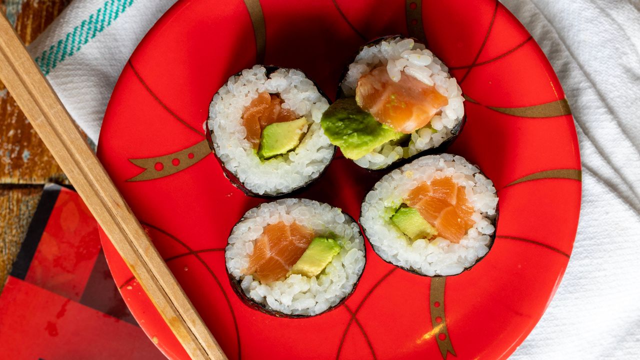 Salmon and Avocado Roll 8pcs