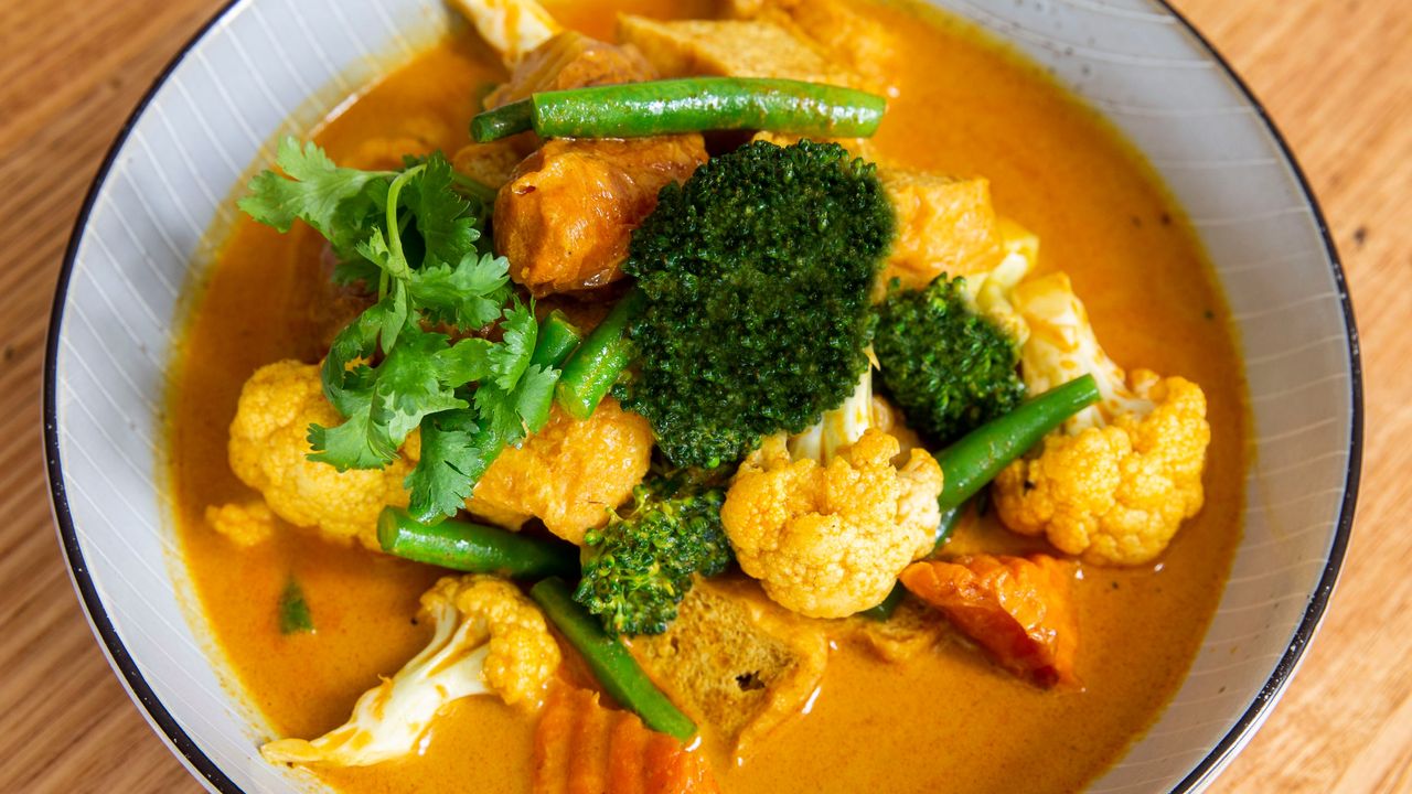 Vegetable Curry with Tofu Puffs (Gf)