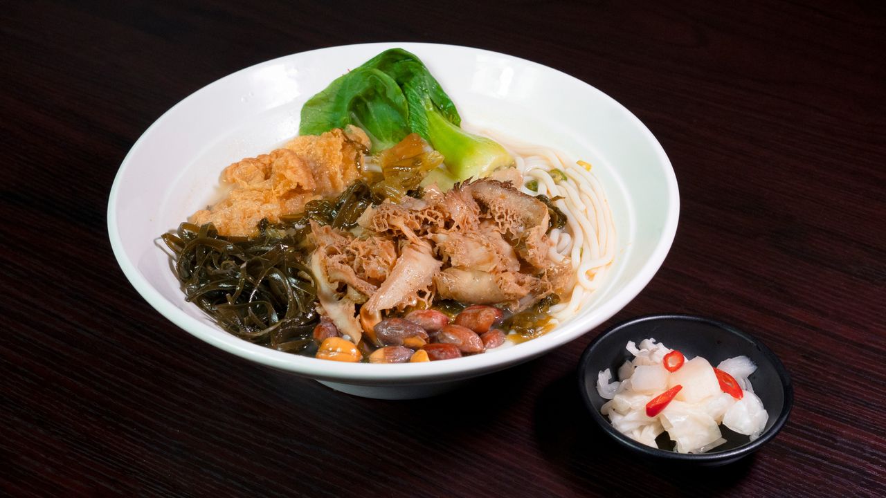 21. Pickled Cabbage Honeycomb Tripe Rice Noodle in Soup / 酸菜金钱肚湯米粉