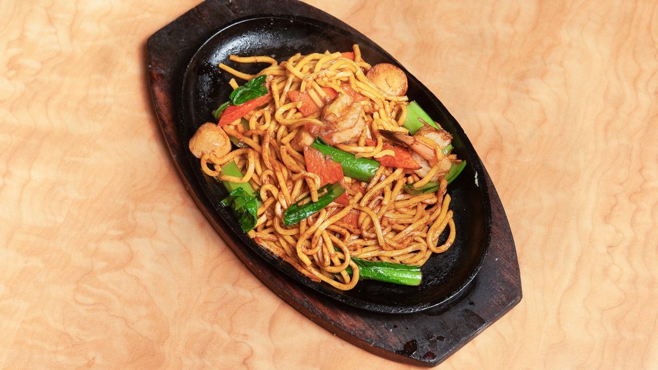 Seafood Fried Noodle on Sizzling Plate