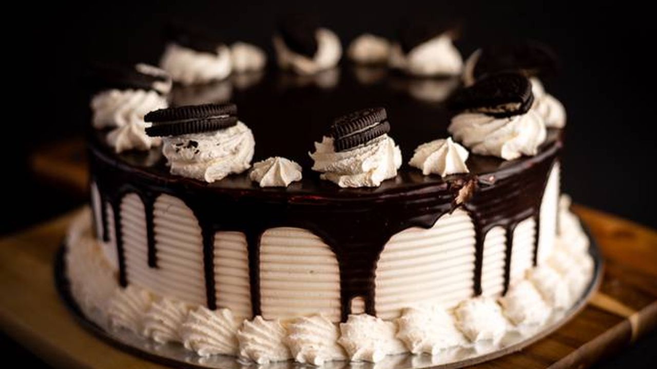 9 inch Cookie & Cream Cake