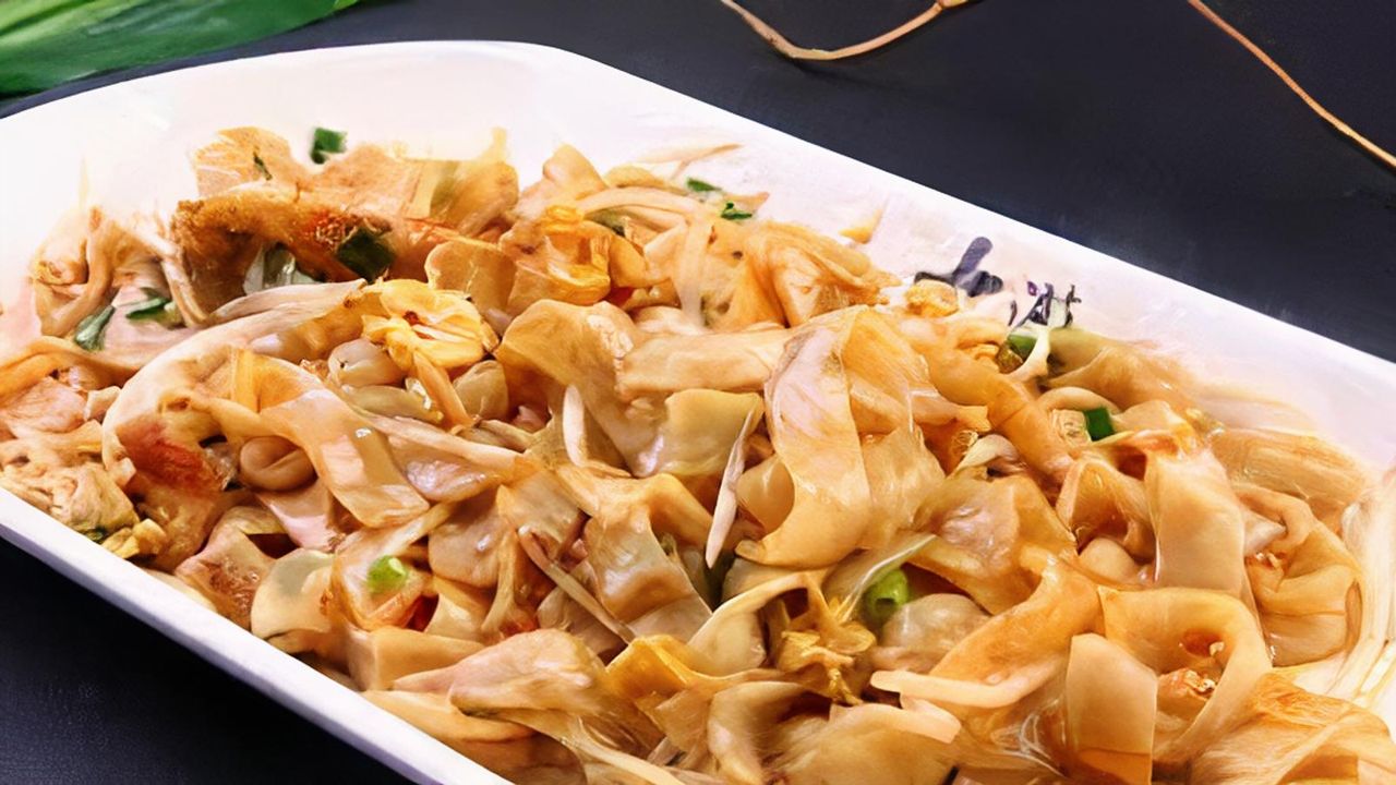 Fried flat rice noodle with double-cooked pork slices