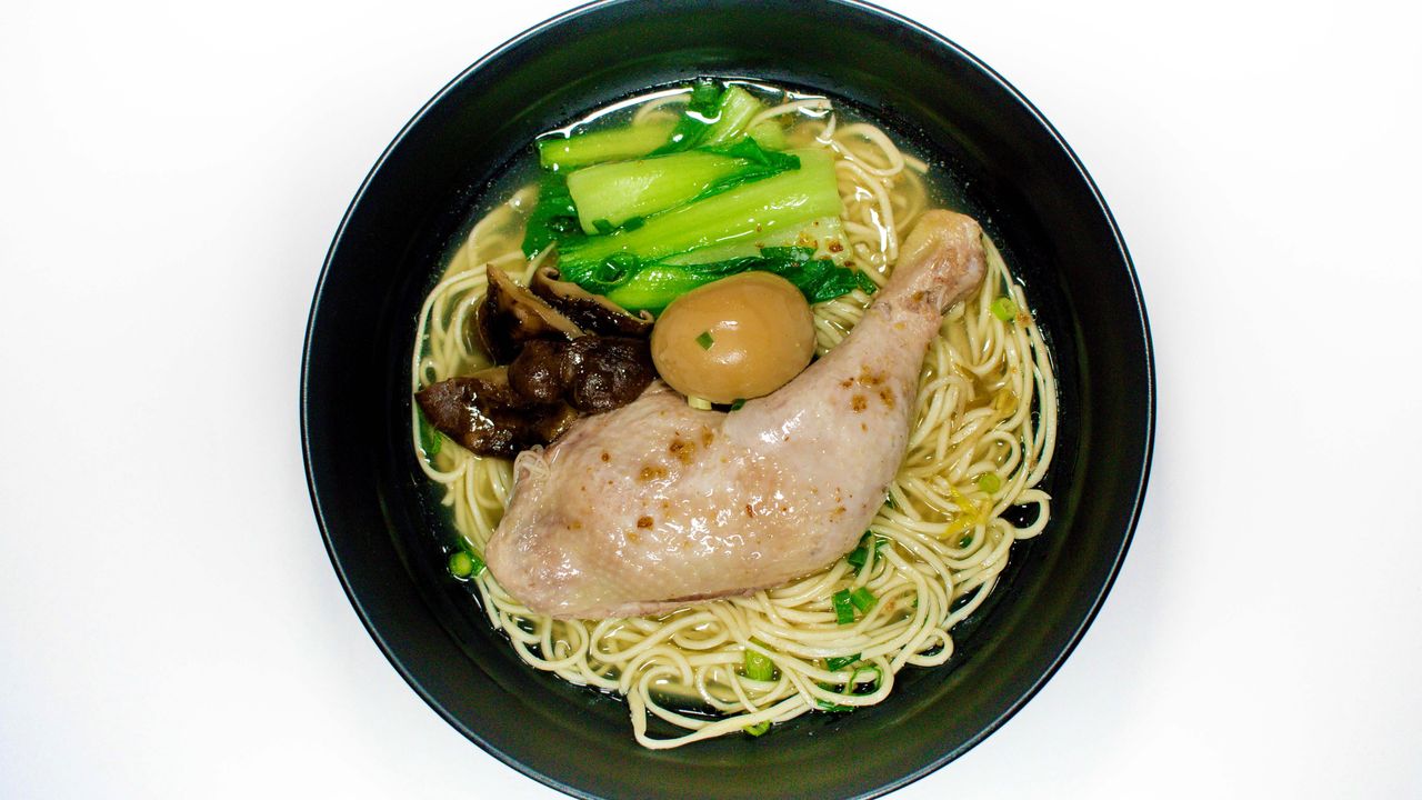 N10, Chicken Mushroom Noodle Soup With Sesame Oil / 麻油香菇鸡腿肉汤麵