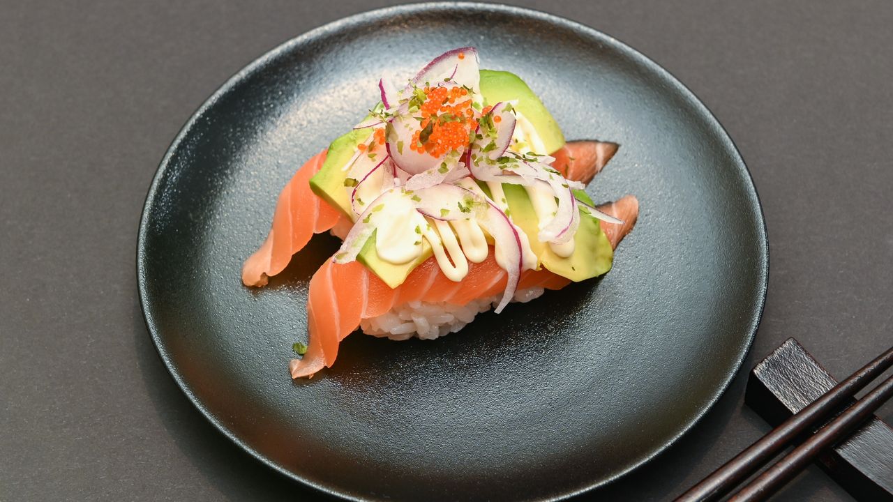 Salmon & Avocado Sushi (2 pcs)