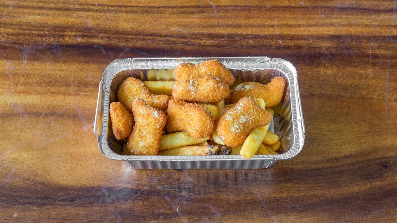 Chicken Nuggets and Chips (8 Pieces)