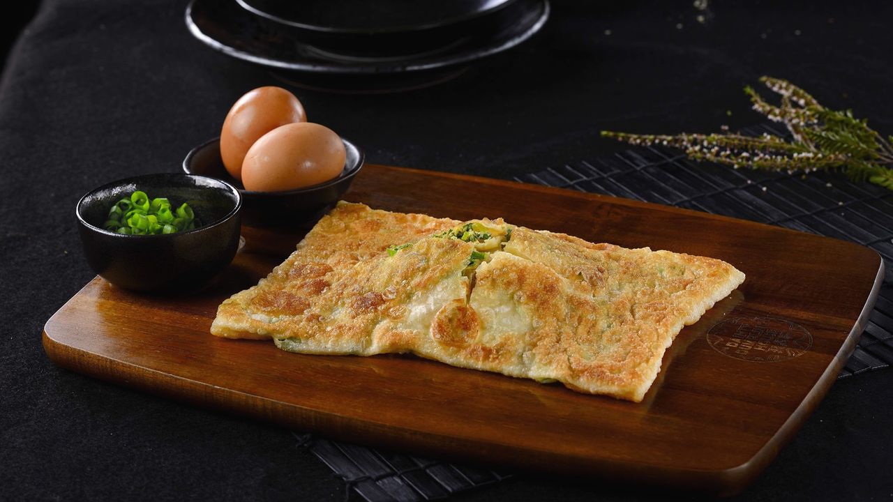 Fluffy Chinese Roti with Egg & Shallot