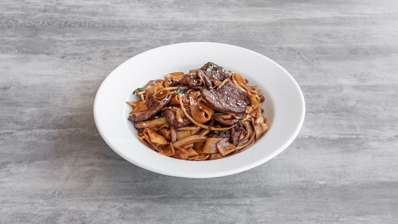 301 Stir Fried Wagyu Beef with Thick Rice Noodle in Soy Sauce