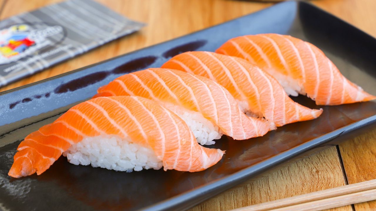 Salmon Nigiri (4 Pieces)