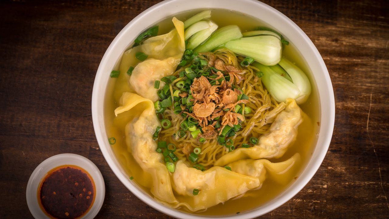 Wonton Egg Noodle Soup (Mi Hoanh Thanh)