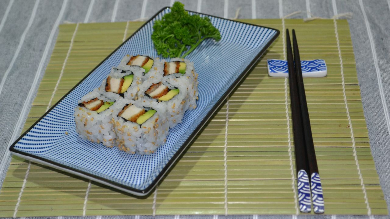 Bread Crumbed Chicken & Avocado Small Roll (6pc)