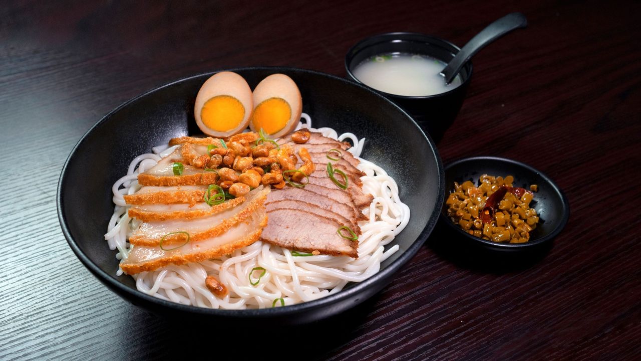 1. Guilin Rice Noodle / 桂林米粉 (干拌)