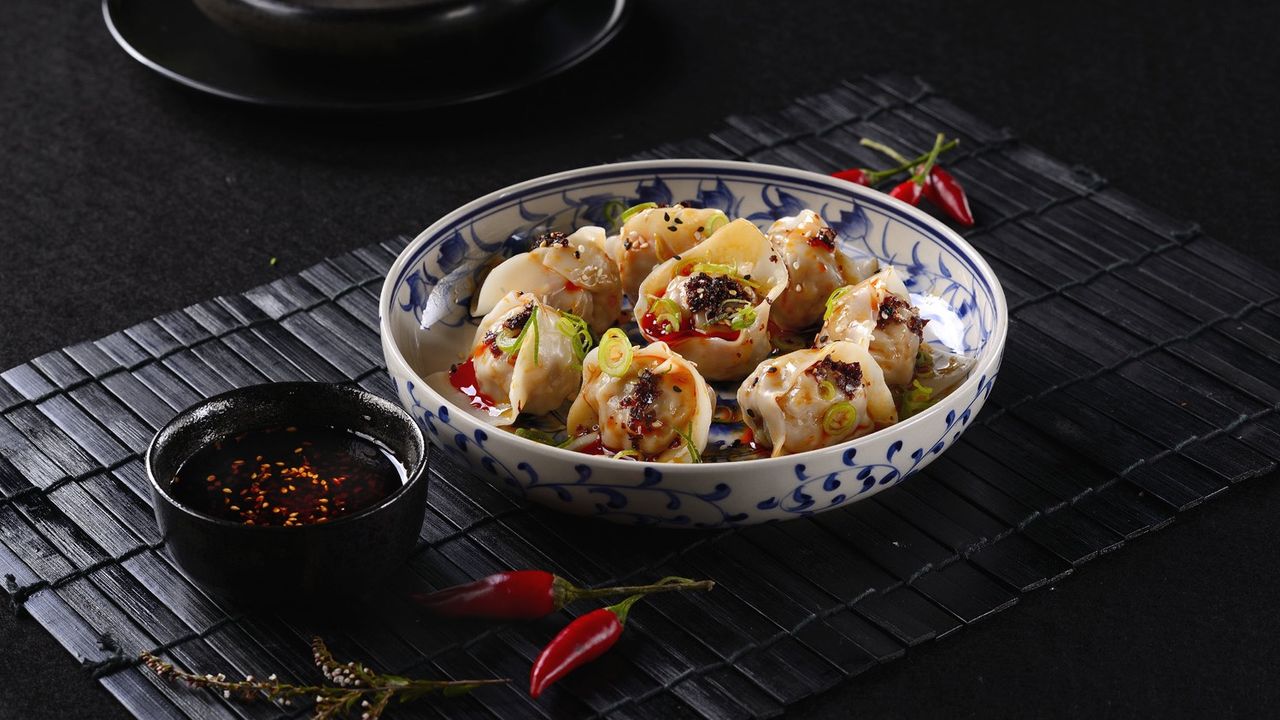 Pork Wontons in Tangy Chili Sauce  (8pc)