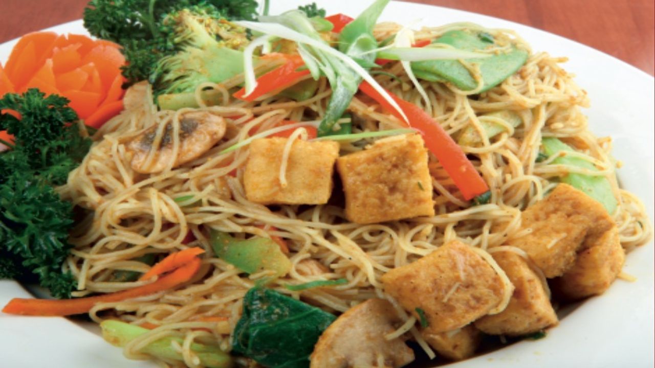 22. Vegetarian Singapore Noodle (V)
