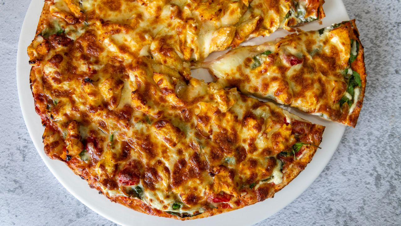 MEDITERRANEAN CHICKEN PIZZA ( LARGE 30 CM )