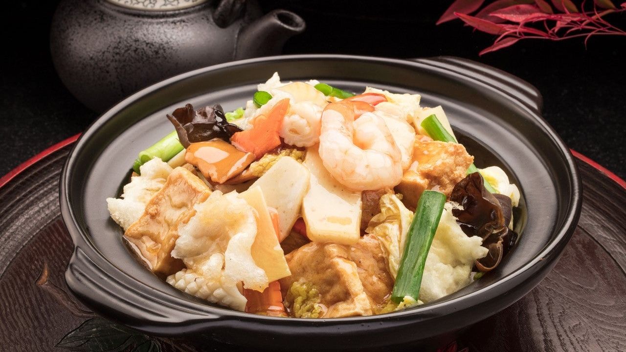 Stewed Tofu and Seafood Claypot
